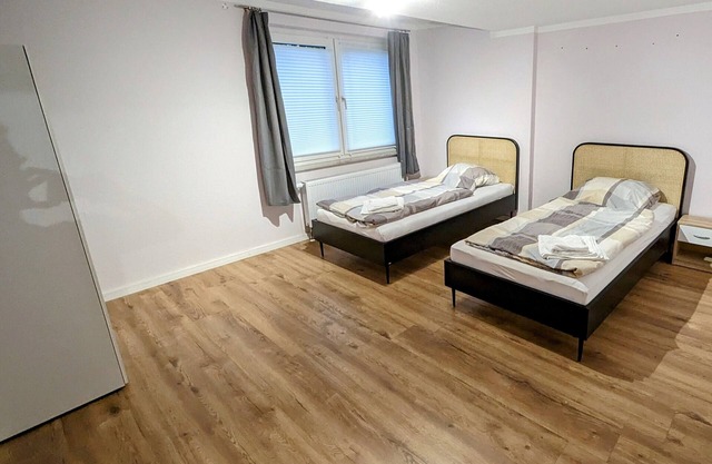 Central apartment for 6 people with rain shower & parking space