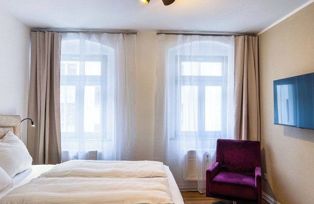 Central apartment for 4 people with kitchen, WiFi & private parking space