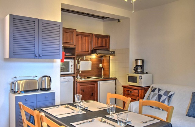 Central Apartment for 4 with Balcony, Parking, and Special Rates