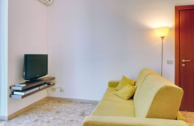 Central Apartment in the Heart of Isola-Garibaldi