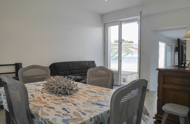 Central Apartment with Courtyard in Palais, Pets Allowed, No WiFi