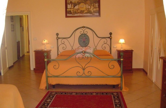 Central Apartment with terrace over gardens