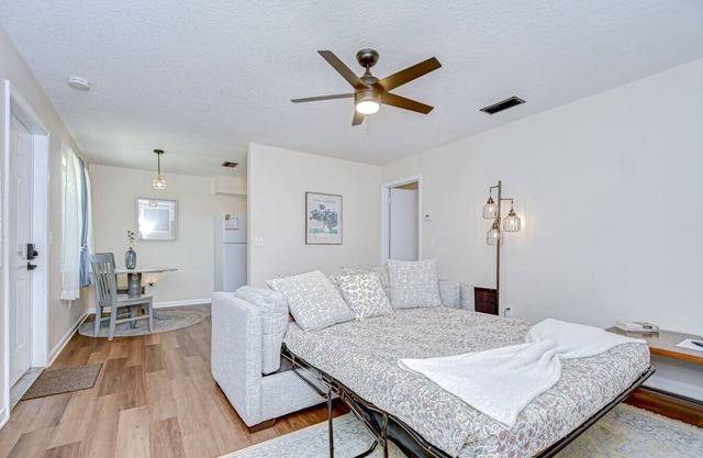 Central Apt: Heated Pool, W/D on Site