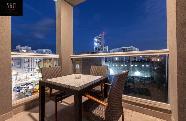 Central APT w/billiard, working desk & Super WIFI