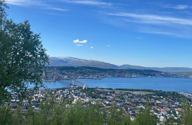 Central Arctic Apartment - 4 Bedrooms and parking