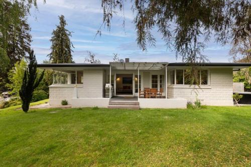Central Arrowtown - 4 Beds and Hot Tub!