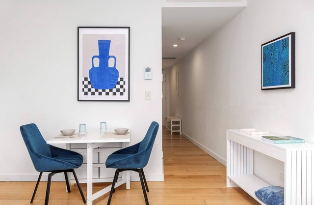Central art-deco 1bed with balcony & aircon