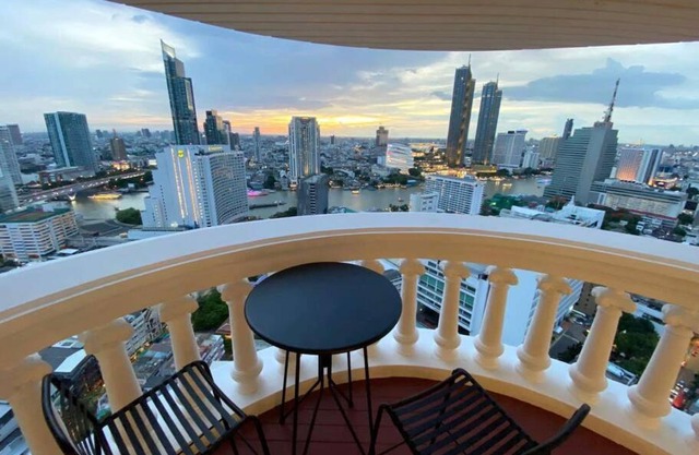 Central Bangkok, 5 stars river view & characteristic decor