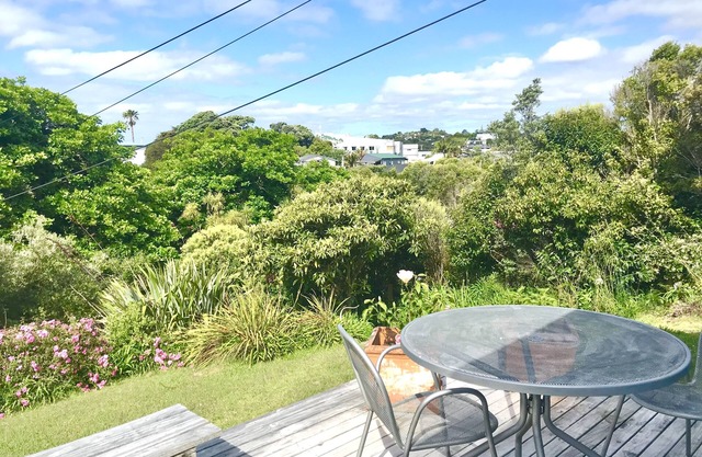 Central Beach Cottage Oneroa Village best of both worlds so close to everything!