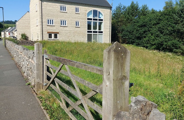 Central Buxton apartment with scenic views and free parking