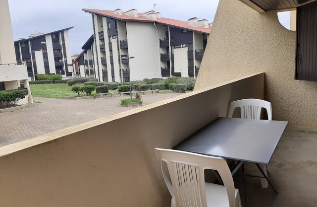 Central, Calm Apartment with Private Parking Near Beach