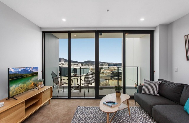 Central Canberra 2-Bed with Gym & BBQ Area