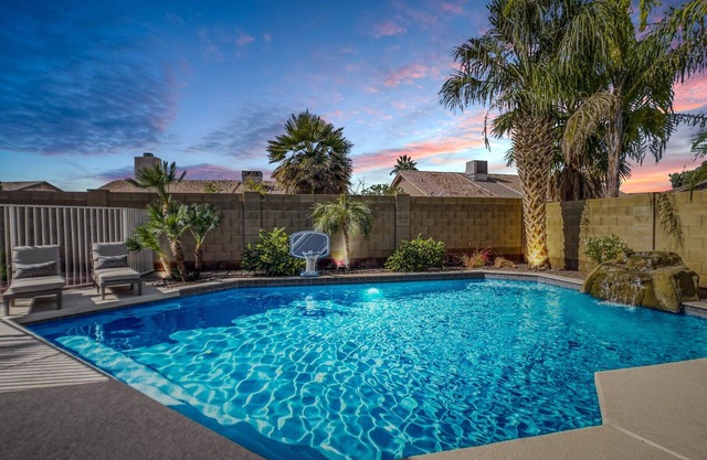 Central Chandler: Heated Pool & Ping Pong