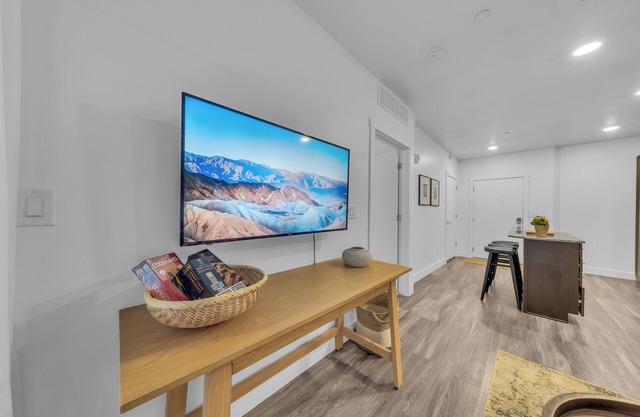 Central Charm! Easy Walk Access & Discounts!