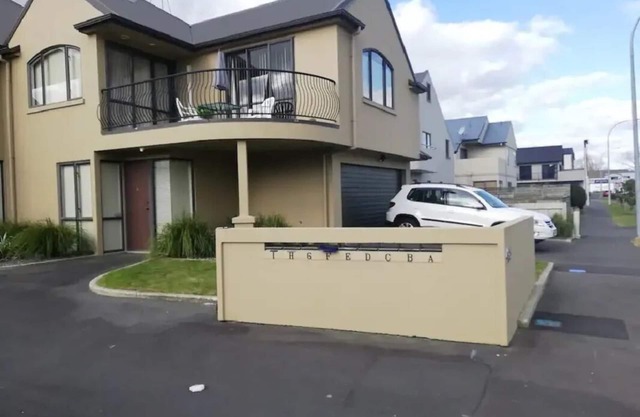 Central City whole Townhouse opposite FMG Stadium, 2 bed, 2 bath