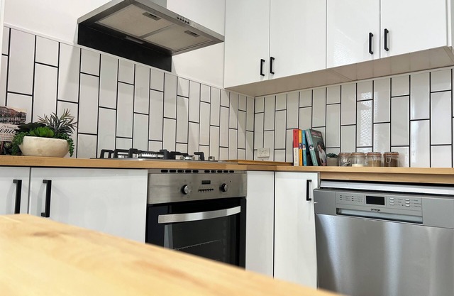 Central comfortable home great for short/long stay close to Sovreign Hill