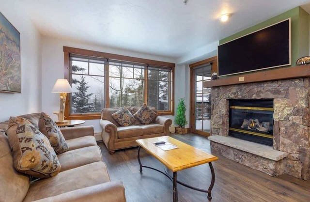 Central Condo: Walk to Main Street & Gondola
