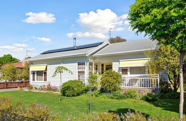 Central Cottage: 4 BR, 2 BA House in Mansfield, Sleeps 8