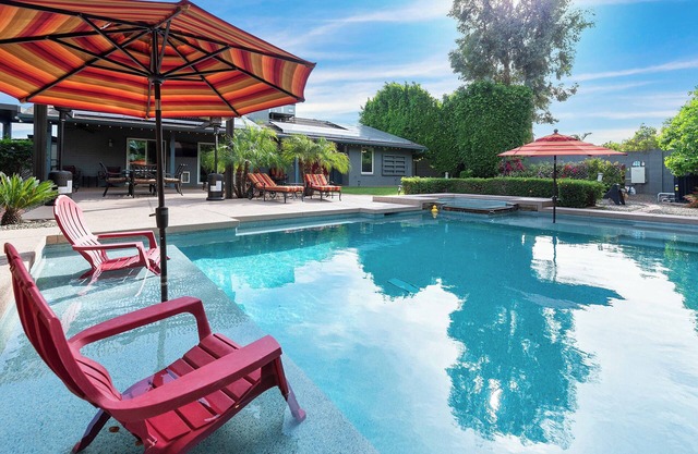 Central Desert Getaway, Heated Pool + Hot Tub, Resort Vibes: Near golf & hiking!