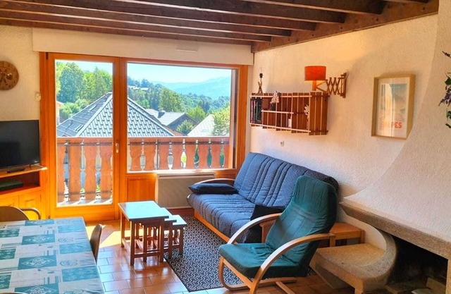 Central Duplex 6p, 750m to slopes, WiFi, Parking, South-facing Balcony