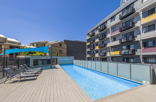 Central East Perth Flat with Pool & Gym Access
