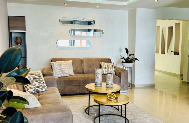 Central espaciosa y elegante con AC, Jacuzzi y 4 habitaciones en Pinares