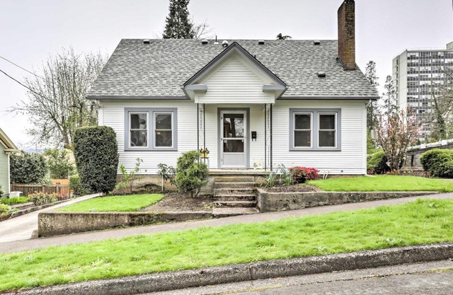 Central Eugene House with Updated Interior and Yard!