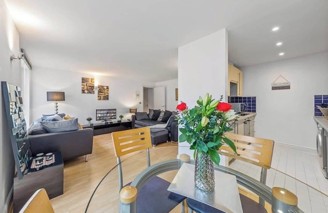 Central Flat w/Roof Top Terrace & Skyline views
