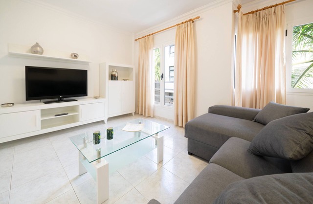 Central floor, spacious and bright. Free WIFI. Beach 5 minutes.