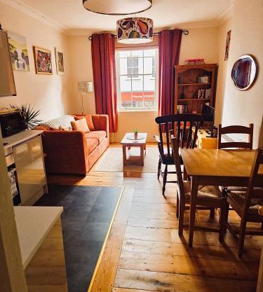 Central Gloucester Self-Catering Flat - A Hidden Gem