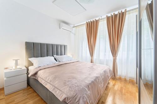Central Green apartment 3BD - Free Private Parking - by Open House