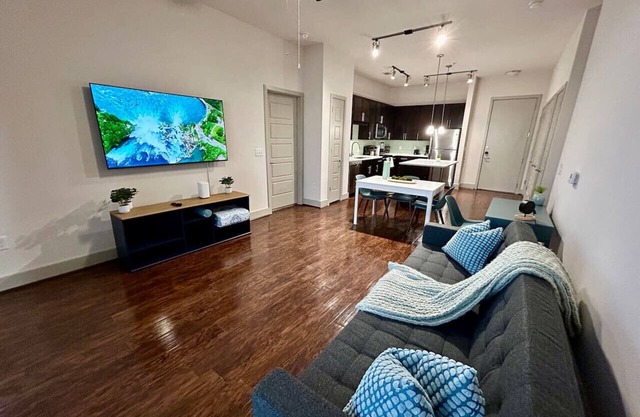 Central Heights functional 2/2 Long-term Condo