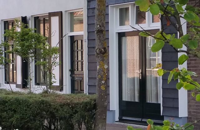 Central in Domburg: nice and cozy holiday home with free parking space