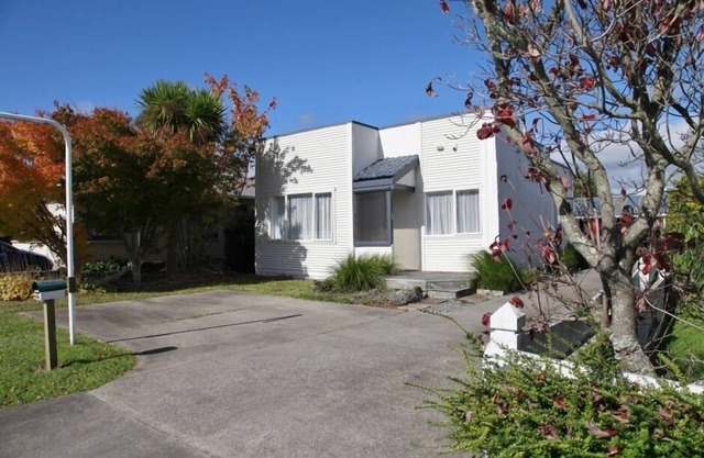 Central Kuirau Cottage with park views