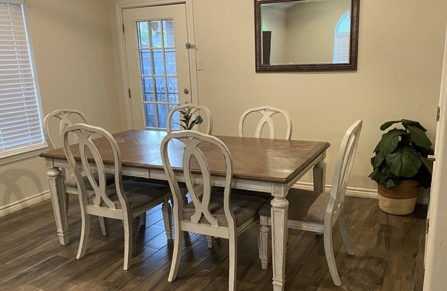 Central Laredo/Entire HOME/King Bed