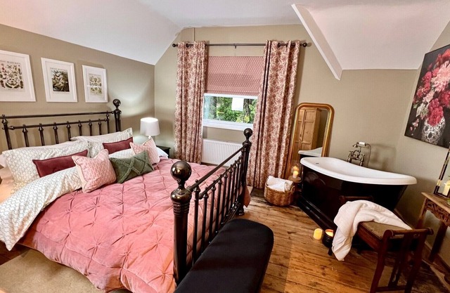 Central Location | Roll Top Bath | Free Parking