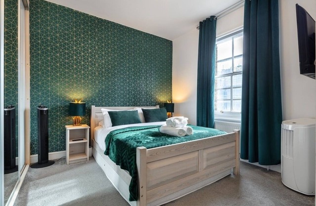 * Central London Haven With AC. Steps To Big Ben *