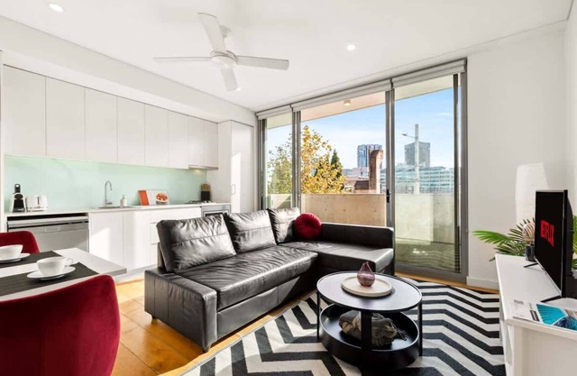 Central, modern 1 bedroom with air-con & balcony