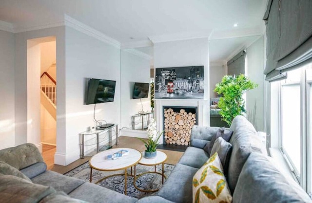 Central Modern 3BRs & 3.5 Bths House with Hot Tube