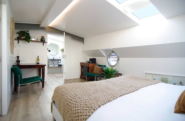 Central & Modern studio on Eco-Houseboat Excelsior!