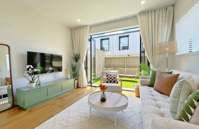 Central Oasis Aircon 2BR vs Backyard near Ponsonby