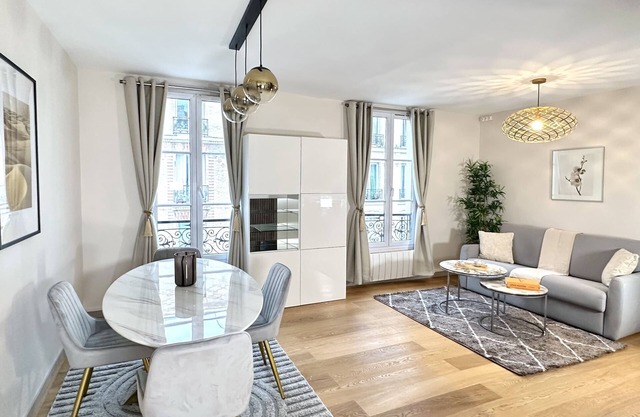Central Paris family flat near top attractions