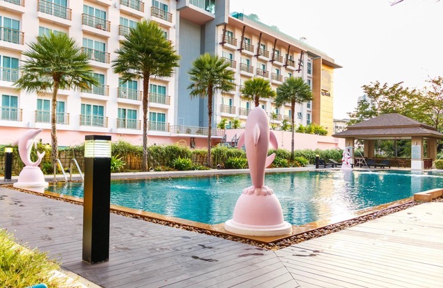 Central Patong apartment, close to everything!