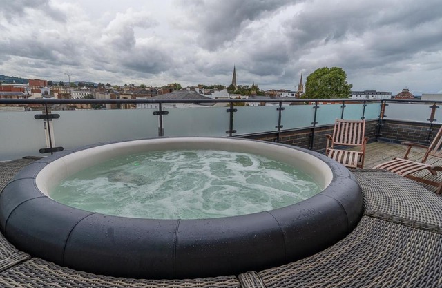 Central Penthouse with Hot Tub & Views 23
