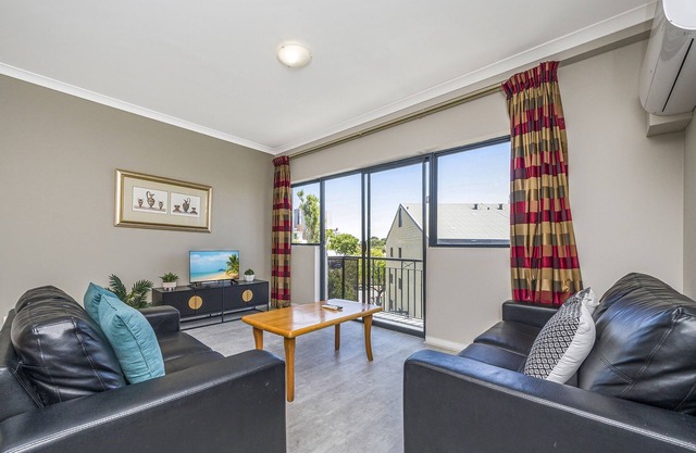 Central Perth 2-Bed Apartment with Pool & Gym