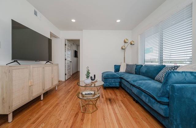 Central Quarters- Groups/King & Queen Beds/Parking