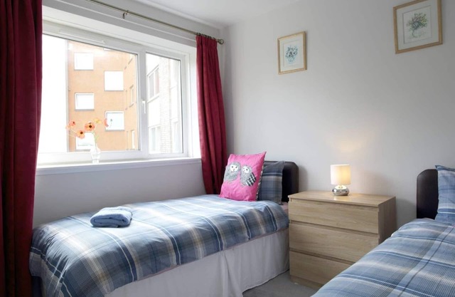 Central & Quiet Family Apartment 10 Minutes to Princes Street with Free Parking