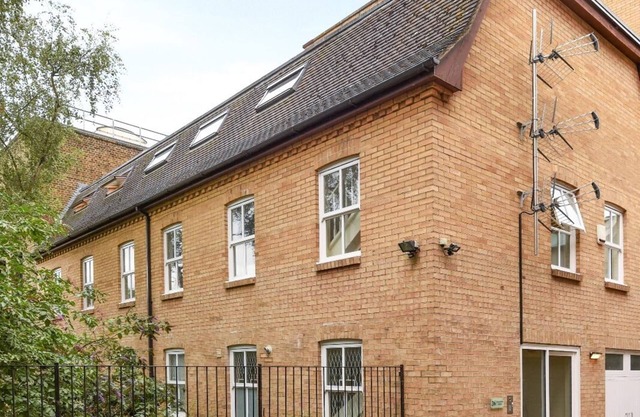 Central, quiet, Spacious flat near amenities and amazing transport links