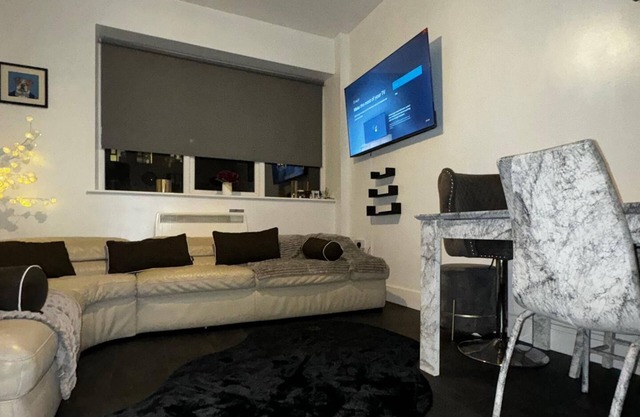 Central Sheffield Duplex 3-Bed Apt, Sleeps 8