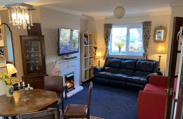 Central, Spacious with Gardens, Parking & 2 mins to Beaches